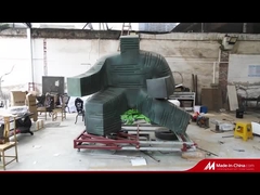 La escultura abstracta de bronce fue instalada