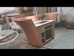 La escultura abstracta de bronce fue instalada