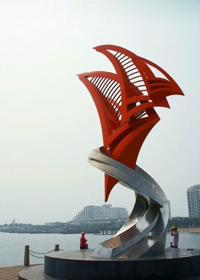 El símbolo grande del metal del paisaje cultural del parque esculpe el acero inoxidable