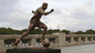 Escultura personalizada de la copa mundial de fútbol de fundición de FRP para crear una escultura separada del momento del jugador