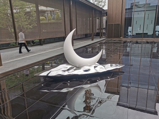 Esculturas de arte de metal llamativas Esculpturas de agua de media luna Esculpturas hechas de materiales compuestos