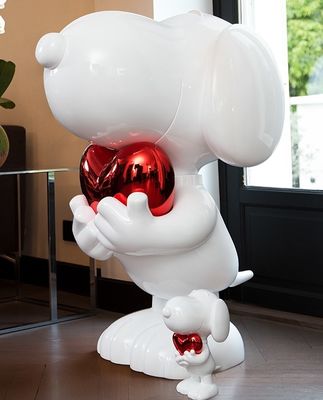 Las esculturas Snoopy del personaje de dibujos animados emergen los ornamentos cepillados de las estatuas del jardín del perro