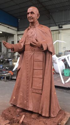 Las figuras religiosas revisten la escultura famosa del retrato con cobre para la sala de exposiciones