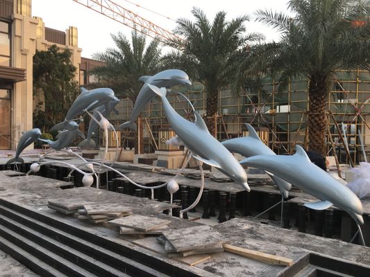 El animal de acero inoxidable del metal del grupo del delfín esculpe la pintura del azul de cielo de la decoración de la piscina
